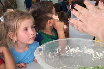Foto - Mãos que criam: alunos da Creche e da Pré-Escola se divertem com massinhas coloridas