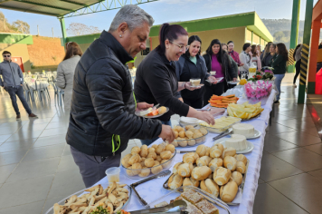 Foto - Professores da rede municipal de Albertina recebem Chromebooks para uso pedagógico
