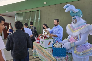 Foto - Entrega de Ovos de Páscoa Escolas Municipais