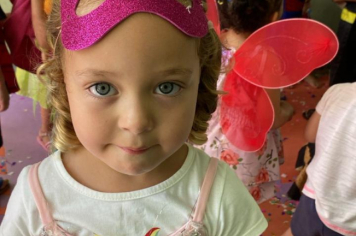 Foto - Alunos celebram o aniversário de Albertina e o Carnaval com muita alegria!