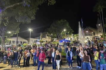 Foto relacionada - Feira Noturna leva grande público à praça e movimenta Albertina com música, sabores e convivência