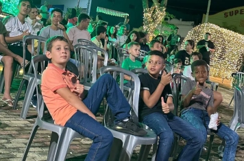 Foto relacionada - Praça Central vira cinema a céu aberto e transforma a noite em memória no Festival de Natal Albertina de Luz 2025