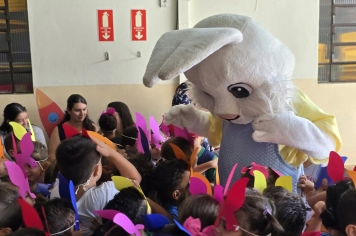 Foto - Entrega de Ovos de Páscoa Escolas Municipais