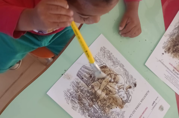 Foto - Alunos celebram o aniversário de Albertina e o Carnaval com muita alegria!