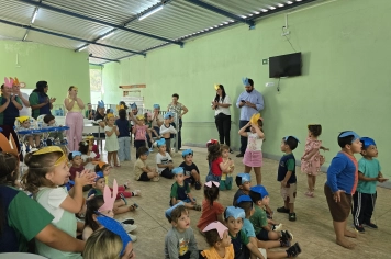 Foto - Entrega de Ovos de Páscoa Escolas Municipais