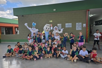 Foto - Entrega de Ovos de Páscoa Escolas Municipais