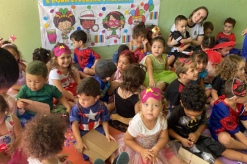 Foto - Alunos celebram o aniversário de Albertina e o Carnaval com muita alegria!