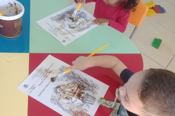 Foto - Alunos celebram o aniversário de Albertina e o Carnaval com muita alegria!