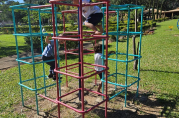 Foto - Alunos celebram o aniversário de Albertina e o Carnaval com muita alegria!