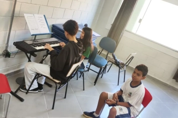 Foto relacionada - Aula de piano encanta alunos da Escola Municipal Antonio Ferreira