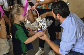 Foto - Entrega de Ovos de Páscoa Escolas Municipais