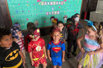 Foto - Alunos celebram o aniversário de Albertina e o Carnaval com muita alegria!