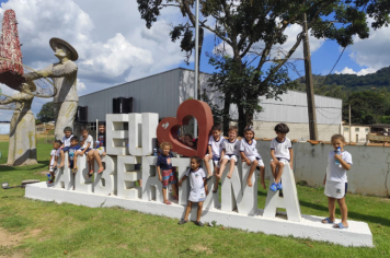 Foto - Alunos celebram o aniversário de Albertina e o Carnaval com muita alegria!
