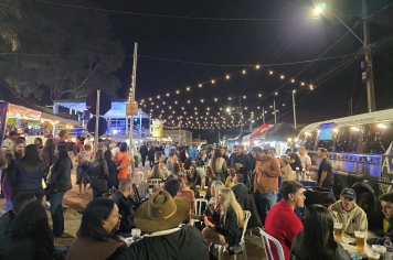 Foto relacionada - Feira Noturna leva grande público à praça e movimenta Albertina com música, sabores e convivência