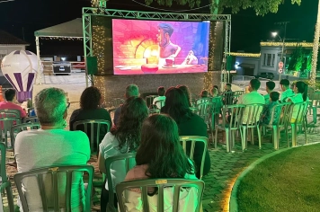 Foto relacionada - Praça Central vira cinema a céu aberto e transforma a noite em memória no Festival de Natal Albertina de Luz 2025
