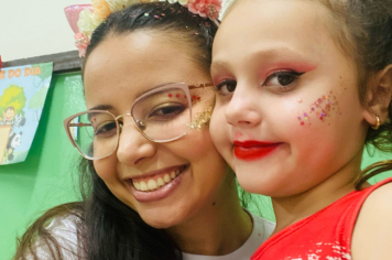 Foto - Alunos celebram o aniversário de Albertina e o Carnaval com muita alegria!