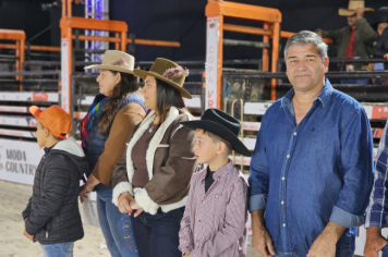Foto - Tradição e fé embalaram o segundo dia do rodeio