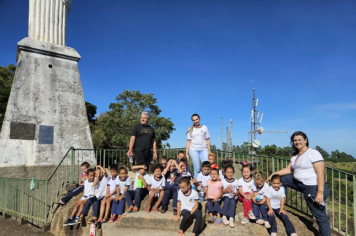 Foto - Alunos celebram o aniversário de Albertina e o Carnaval com muita alegria!