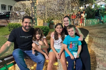 Foto relacionada - Praça Central vira cinema a céu aberto e transforma a noite em memória no Festival de Natal Albertina de Luz 2025