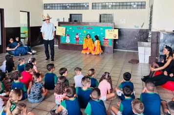 Foto relacionada - Teatro encanta crianças da Pré-Escola Luzia Sanches Diniz com “Os Saltimbancos”