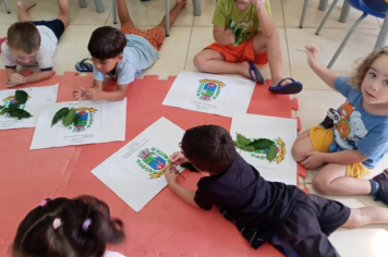 Foto - Alunos celebram o aniversário de Albertina e o Carnaval com muita alegria!