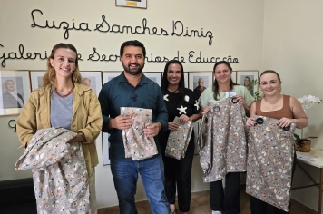 Arte & Cazza doa cortinas para a Pré-Escola Luzia Sanches Diniz e reforça parceria com a educação