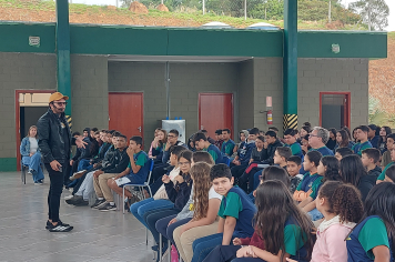 Bullying não é brincadeira: palestra emociona alunos e promove reflexão na Escola Municipal Antonio Ferreira