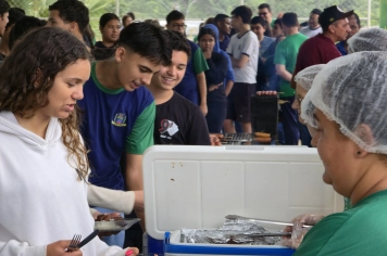 Festa e integração marcam o dia de churrasco na Escola Municipal Antônio Ferreira
