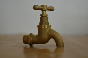 Abastecimento de Água é Interrompido no Centro de Albertina por Rompimento de Tubulação