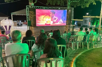 Praça Central vira cinema a céu aberto e transforma a noite em memória no Festival de Natal Albertina de Luz 2025