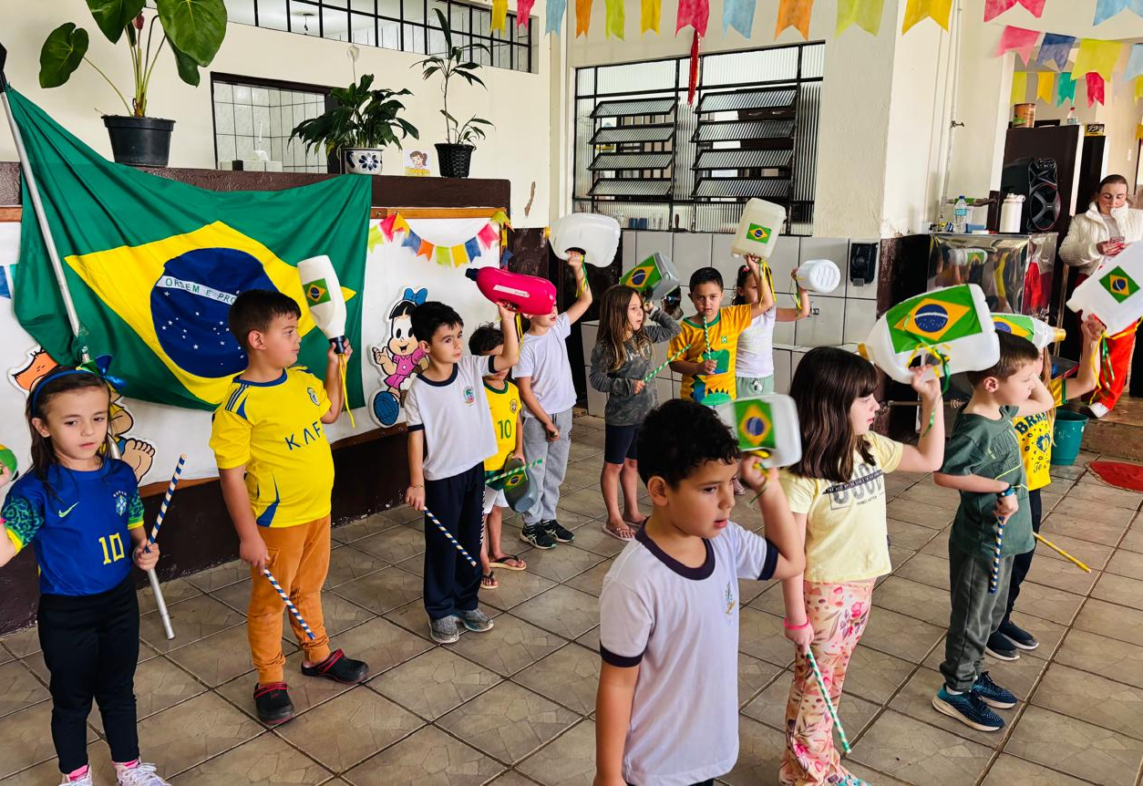 Hora Cívica Encanta na Pré-Escola Luzia Sanches Diniz com Música, Emoção e Amor à Infância