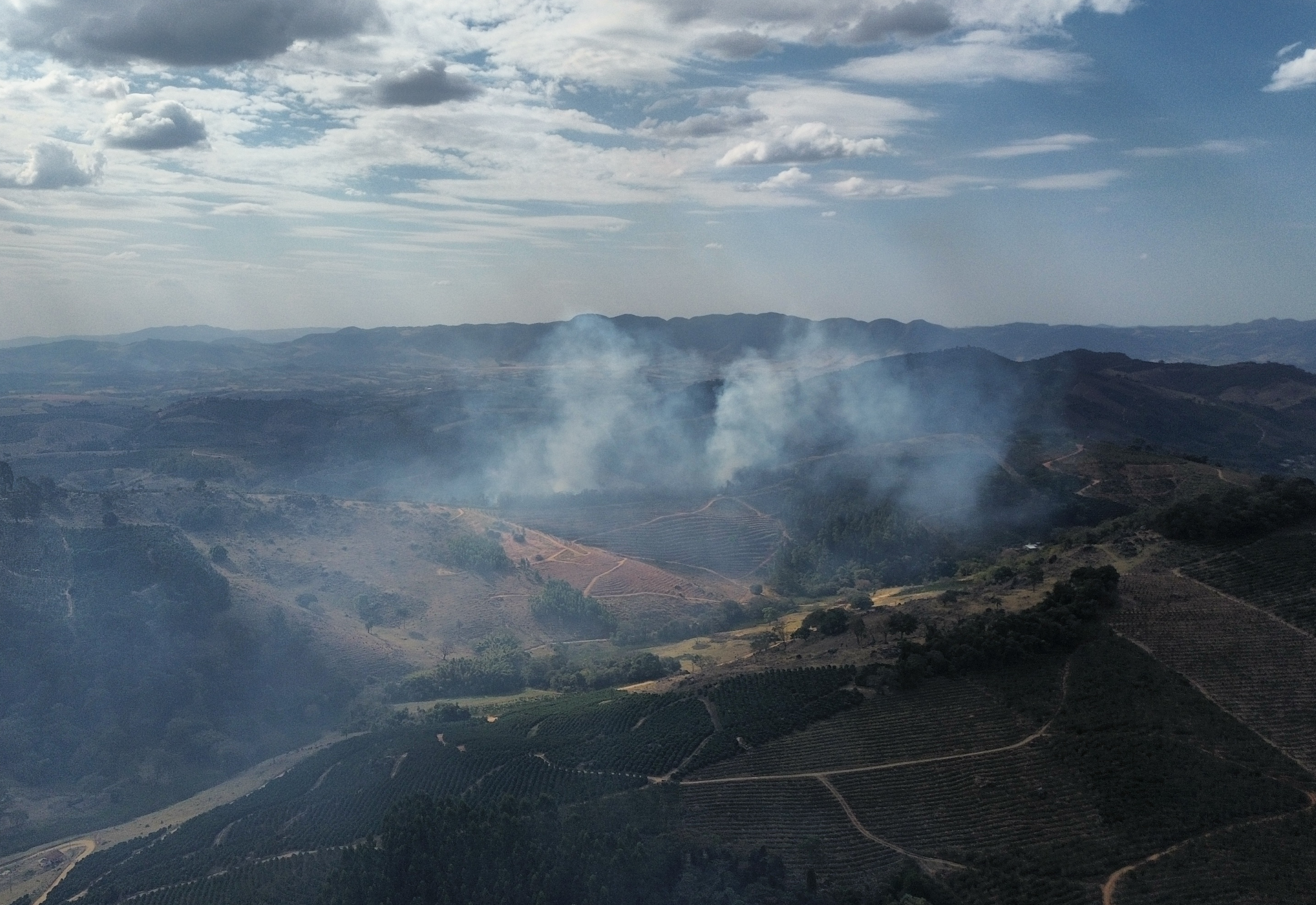 Prefeitura e Defesa Civil atuam juntas no combate ao incêndio na divisa com Andradas
