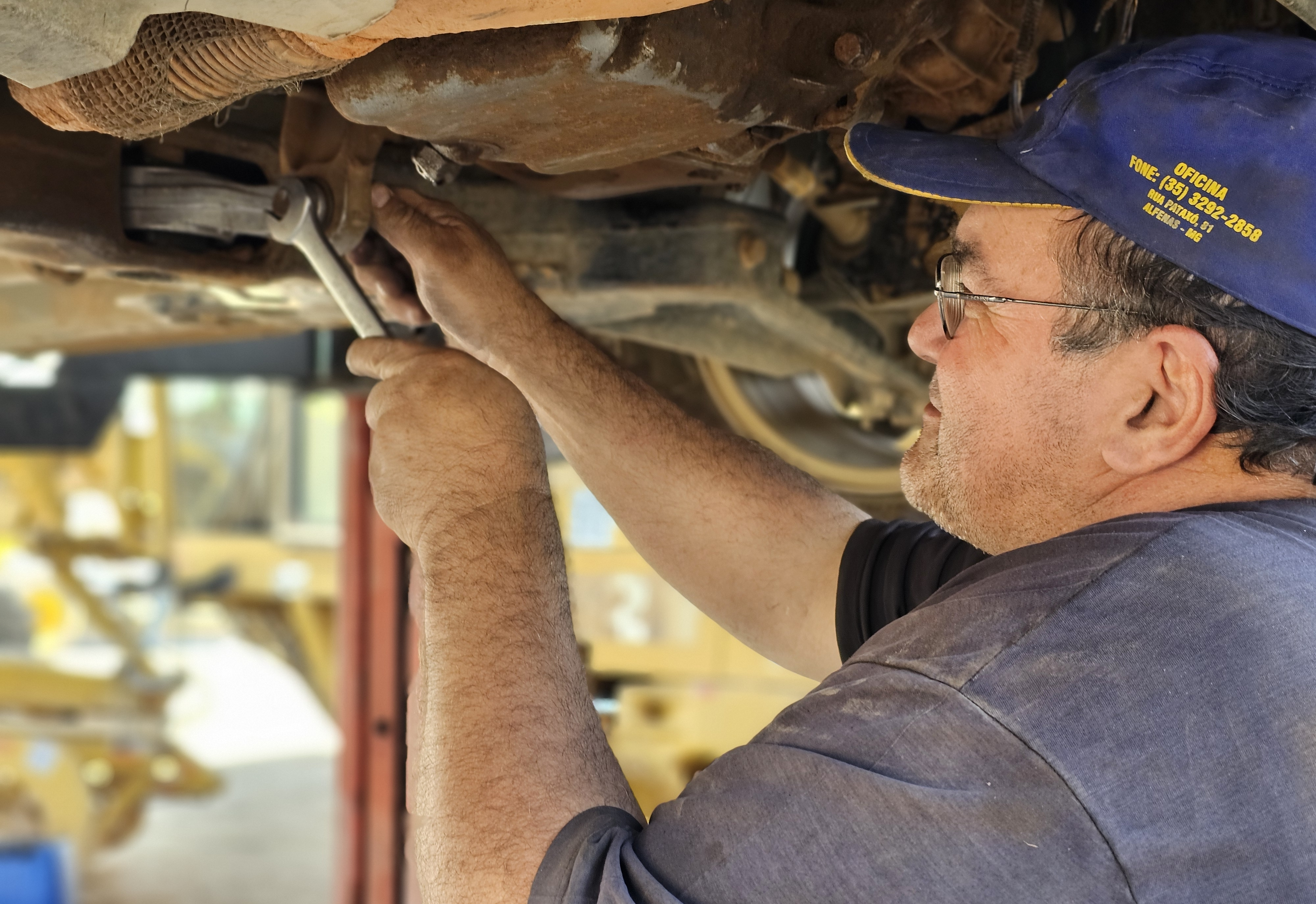 Nos Bastidores da Prefeitura: o trabalho essencial do mecânico que mantém a frota em movimento