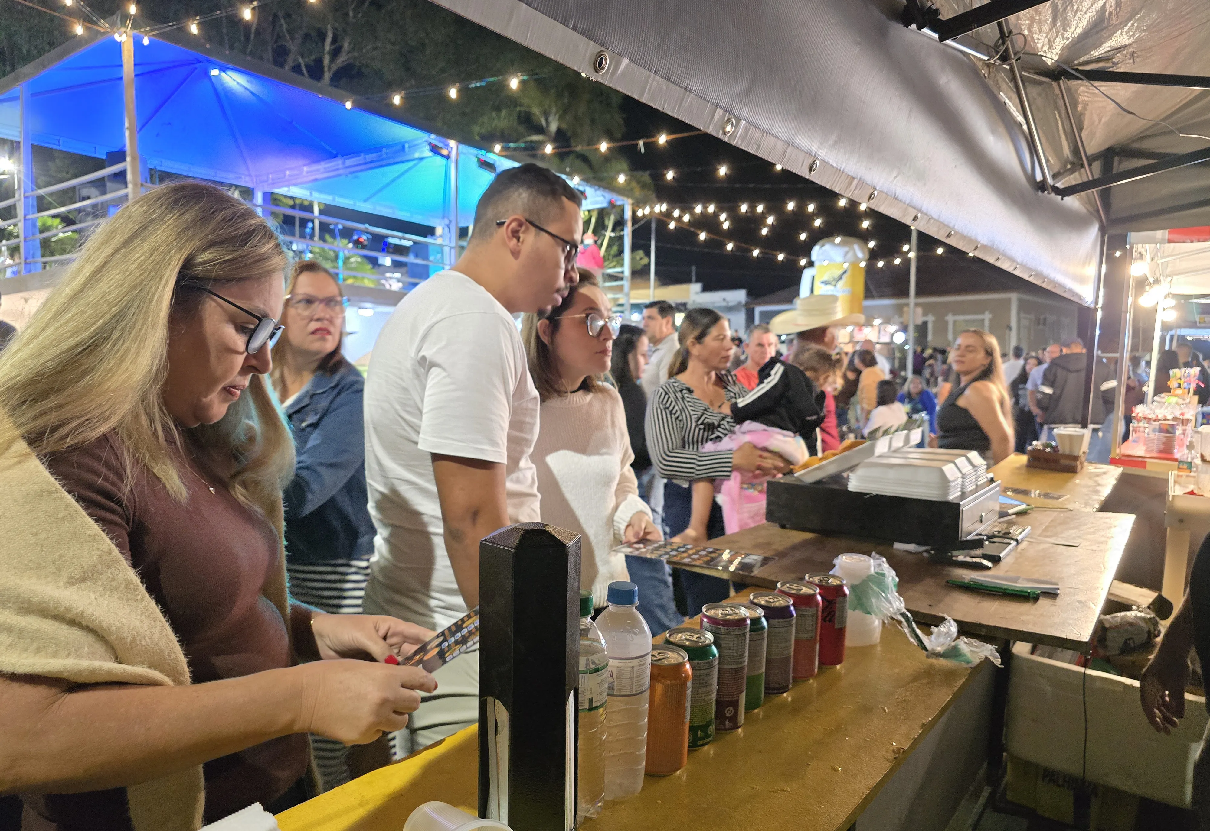 Feira Noturna leva grande público à praça e movimenta Albertina com música, sabores e convivência