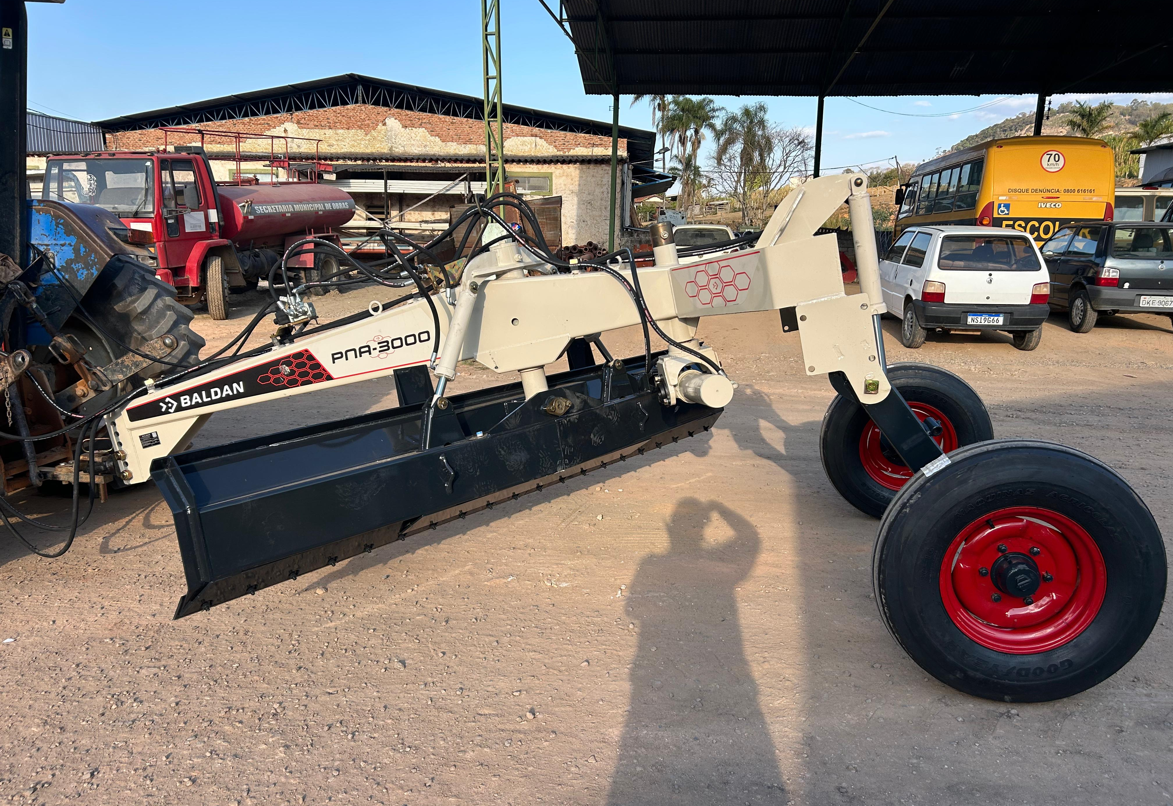 Nova lâmina hidráulica reforça o setor de obras em Albertina