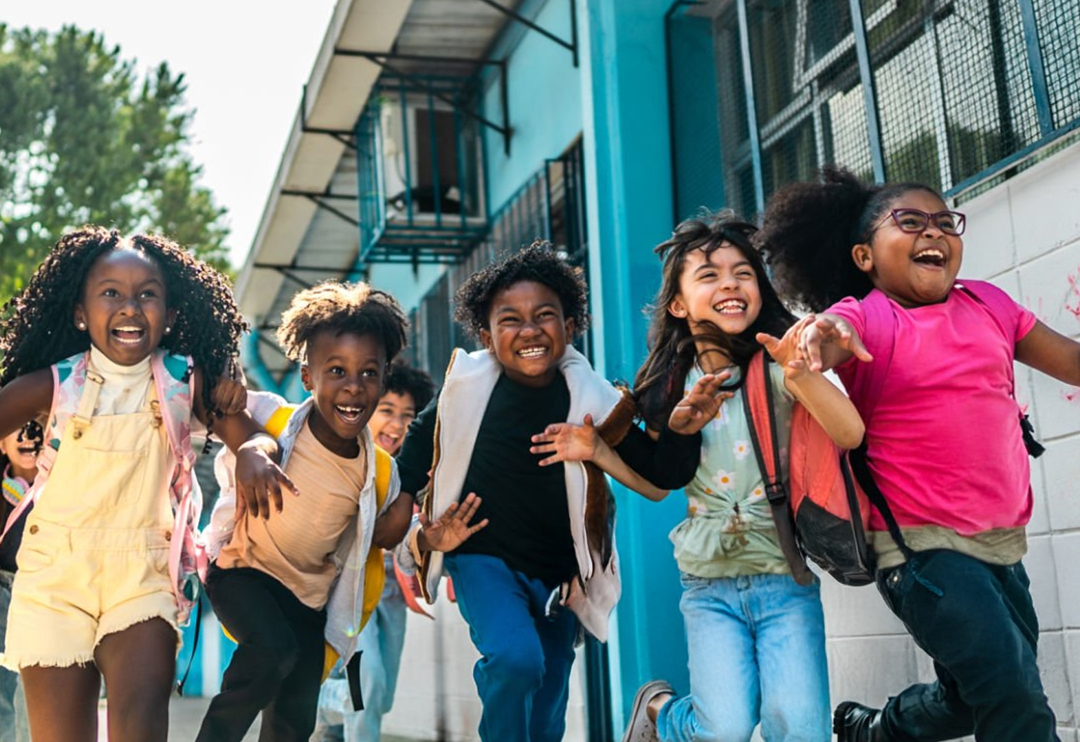 Volta às Aulas em Albertina: Alunos Retornam com Kit Escolar Gratuito