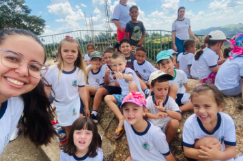 Foto - Alunos celebram o aniversário de Albertina e o Carnaval com muita alegria!