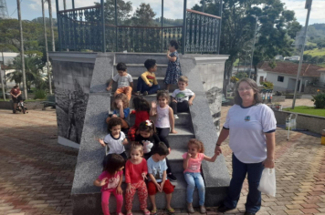 Foto - Alunos celebram o aniversário de Albertina e o Carnaval com muita alegria!