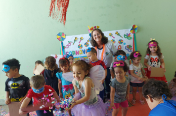 Foto - Alunos celebram o aniversário de Albertina e o Carnaval com muita alegria!