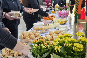 Foto - Professores da rede municipal de Albertina recebem Chromebooks para uso pedagógico