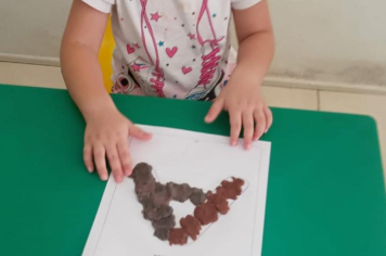 Foto - Alunos celebram o aniversário de Albertina e o Carnaval com muita alegria!