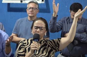 Foto relacionada - Terceiro dia da 8ª Semana Evangélica reúne fiéis na Igreja Resgatando Vidas em noite de oração e renovação