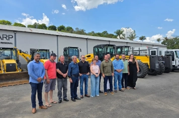 Foto relacionada - Parceria que vira asfalto: renovação de frota da AMARP reforça infraestrutura para Albertina e região