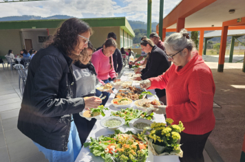 Foto - Professores da rede municipal de Albertina recebem Chromebooks para uso pedagógico