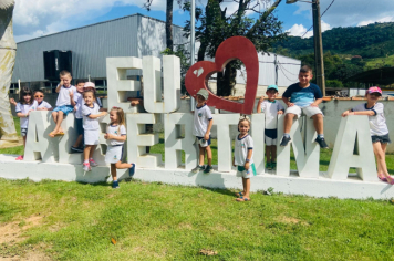 Foto - Alunos celebram o aniversário de Albertina e o Carnaval com muita alegria!