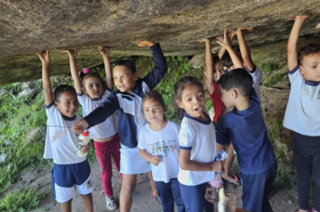 Foto - Alunos celebram o aniversário de Albertina e o Carnaval com muita alegria!