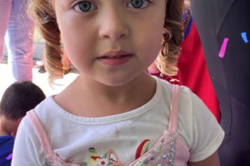 Foto - Alunos celebram o aniversário de Albertina e o Carnaval com muita alegria!