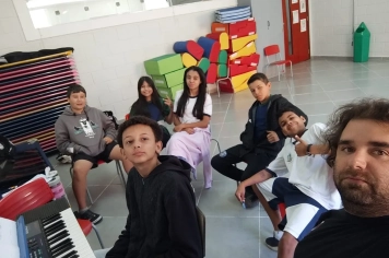 Foto relacionada - Aula de piano encanta alunos da Escola Municipal Antonio Ferreira