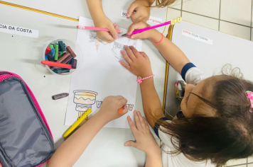 Foto - Alunos celebram o aniversário de Albertina e o Carnaval com muita alegria!