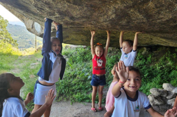 Foto - Alunos celebram o aniversário de Albertina e o Carnaval com muita alegria!